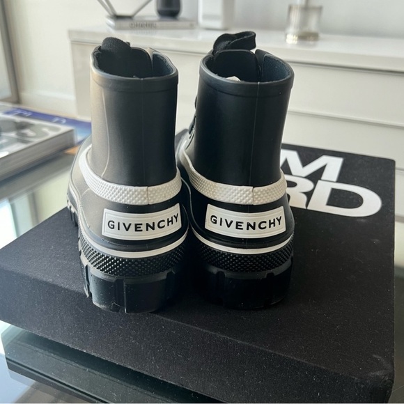 GIVENCHY BLACK GLASTON FLAT LACE-UP LEATHER ANKLE BOOTS - Picture 7 of 8